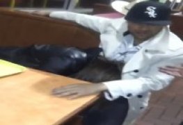 Casal é expulso de lanchonete após boquete em público