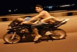 Casal é flagrado metendo em cima da moto em movimento