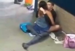 Casal flagrados transando no corredor da faculdade