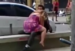 Casal se empolga e faz sexo no meio da praça