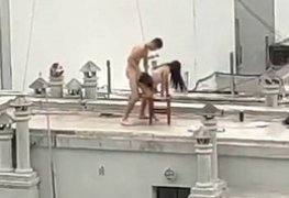 Casal vira atração transando na laje no terraço de predio