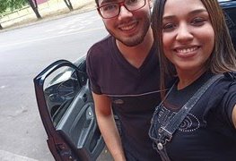 Chifrando o namorado e dando pro amigo