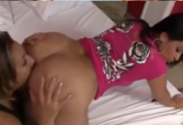 Chupando o cuzão da amiga