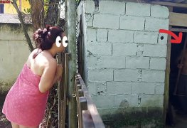 Chuveiro não funciona, mulher casada pede ajuda ao zelador da fazenda usando...
