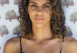 Clebia sousa nua em cena de sexo no filme o som ao redor