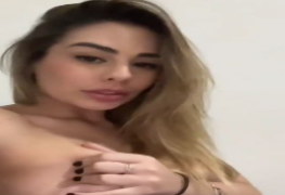 Coelhinha do Hype metendo dedo na bucetinha melada