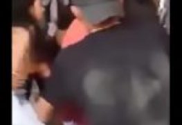 Colegiais safadinhas tirando a roupa em festa