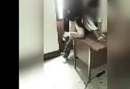 Colegial dando pro professor no fim das aulas