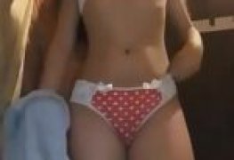 Colegial safadinha tirando a roupa pro amigo