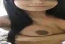 Colegial tímida ficando nua