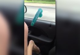 Colocando rola de plastico na buceta para todos ver