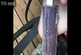 Com Fogo na Xota Novinha Meteu o Picole para Aliviar