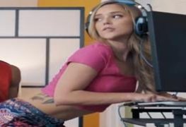 Comendo a loira enquanto ela joga videogame com amiga