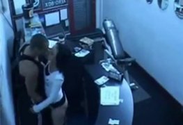 Comeu a personal trainer depois que todo mundo saiu da academia