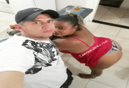 Corno exibindo a esposa no churrasco