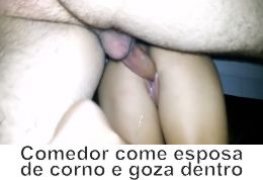 Corno filma esposa safada trepando com amigo até ele gozar dentro