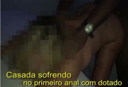 Corno filmando a esposa sofrendo e chorando no primeiro anal com dotado