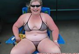 Coroa gorda e velha na praia