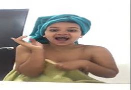 Crente novinha foi filmada pelo seu amigo e olha a reação dela