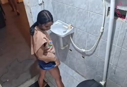 Dando o cuzinho no banheiro enquanto a amiga está do lado esperando tudo acab...