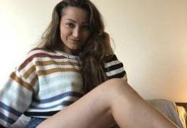 Dani Daniels delicinha mostrando a xereca de quatro