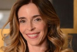 Deborah Evelyn pelada em minissérie da Globo