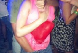 Dedo na xoxota no meio da balada
