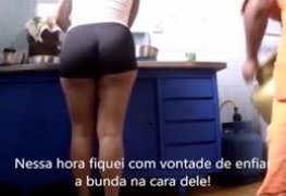 Delicia exibindo a bunda gostosa pro entregador de gás