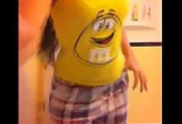 delicia novinha tirando a roupa