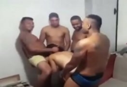 Depois do baile funk a safada pro pra suruba com os amigos