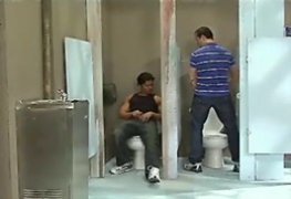 Deu pro pauzudo em banheiro publico - SuperPornoGay