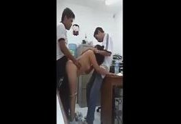 dois alunos comendo a diretora de escola