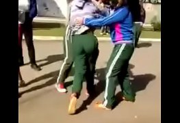 Duas putas brigando por macho