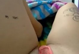 Ela acordou com a pepeka pegando fogo molhadinha de tesão