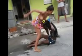 Ela gosta de apanhar essa puta cachorra toma puta naum pediu