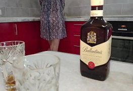 Embriagou a amiga magrinha e comeu ela na cozinha mesmo