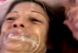 Enchendo a cara da madura de porra