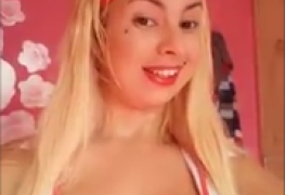 Enfermeira loira sensualizando gostoso