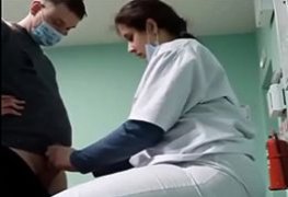 Enfermeira novinha transando com paciente na sala de cirurgia