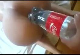 enfiando a garrafa de coca no rabo da cunhada