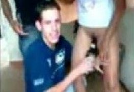 Enfiaram uma garrafa de cerveja na buceta da novinha
