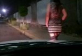 Escolhendo uma puta de rua a noite