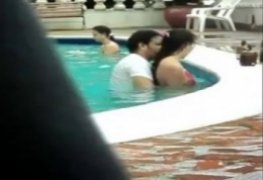 Esposa novinha putinha safada trepando na piscina na frente de todo mundo