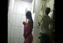 Esposa safada toma banho na frente dos pedreiros enquanto marido trabalha