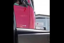 esposa sem calcinha para os caminhoneiros ver