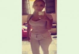Estagiaria novinha caiu pelada mandando nudes para o patrão