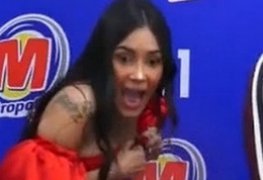 Ex BBB Flay pagando peitinho em Live no Youtube