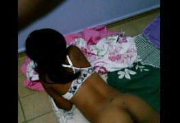 Filmando metida na moreninha na cama