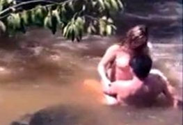 Flagra de casal de Pirenópolis-GO trepando em cachoeira durante o dia