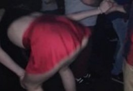 Flagra na balada amigos bolinando mulher de penca